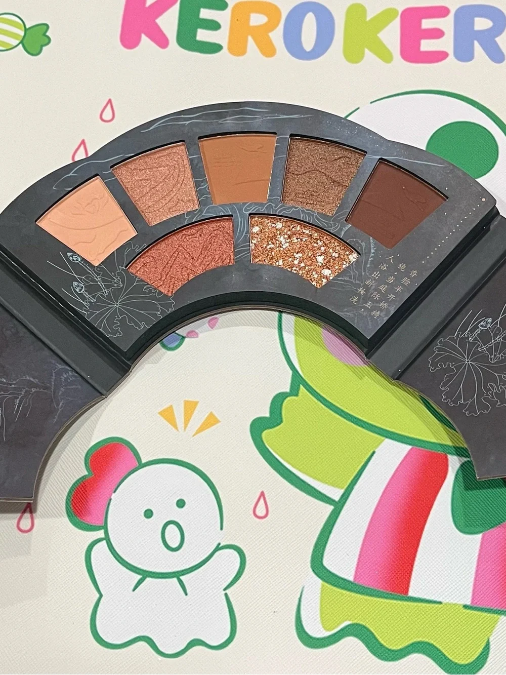 Beautiful Fan-Shaped Neutral Eyeshadow Palette